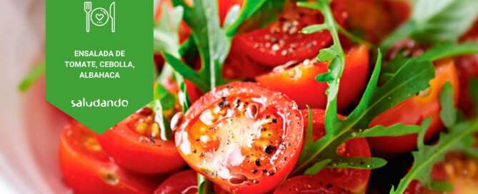 Ensalada de tomate, cebolla y albahaca