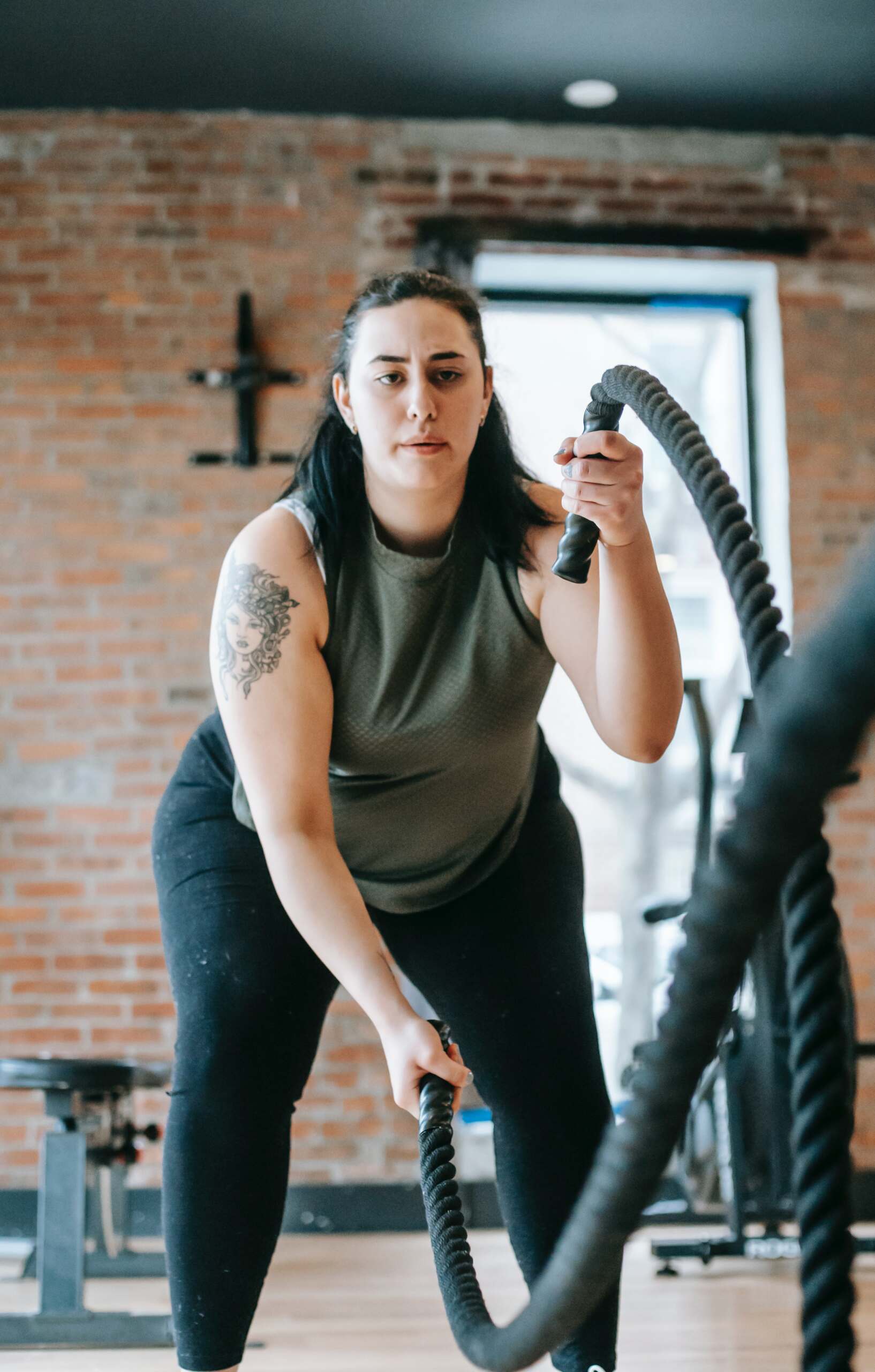 Mujer entrenando la fuerza