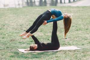 Dos mujeres haciendo acroyoga