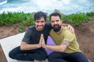 Dos hombres haciendo yoga