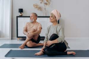 Personas mayores haciendo yoga