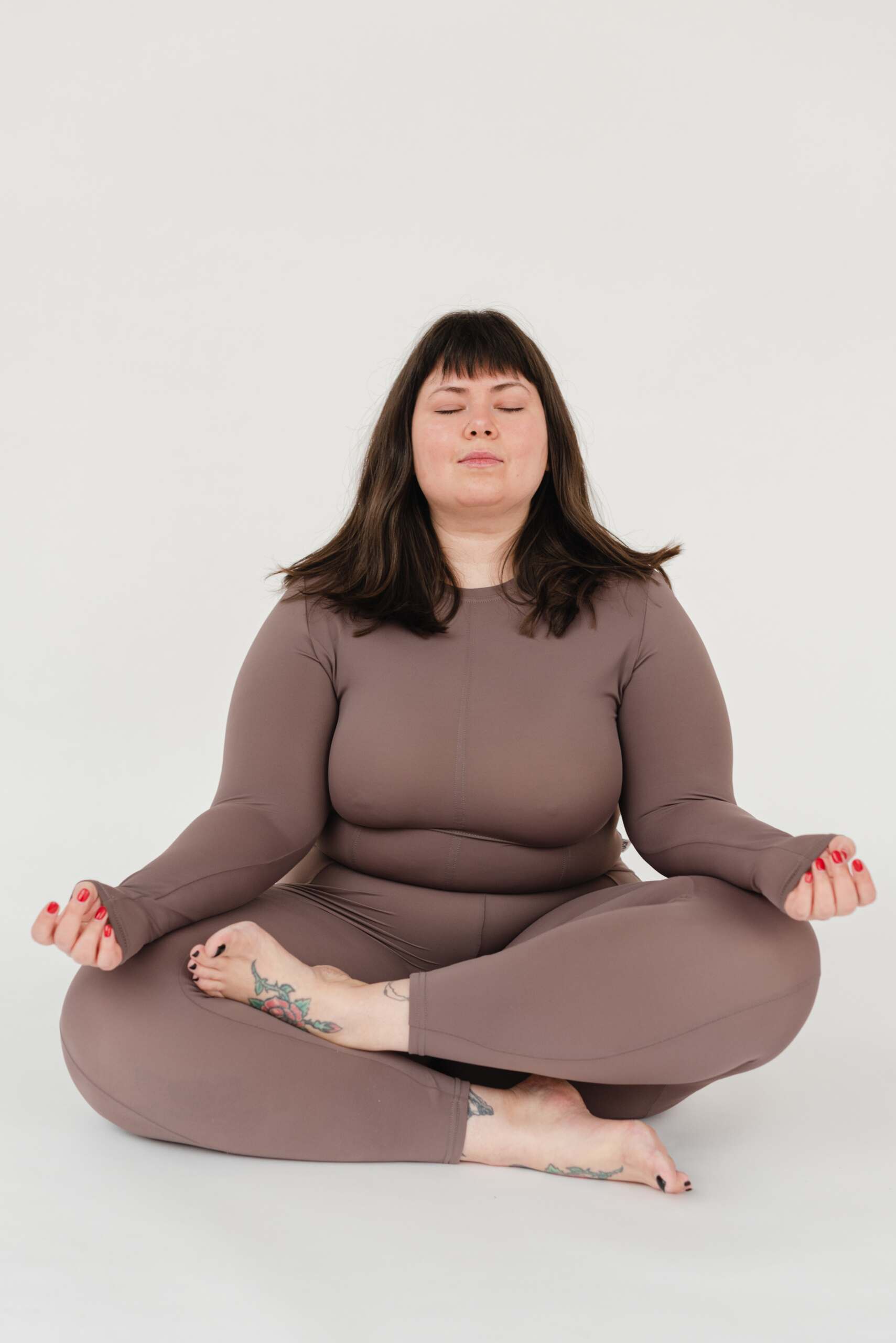 Mujer con sobrepeso meditando