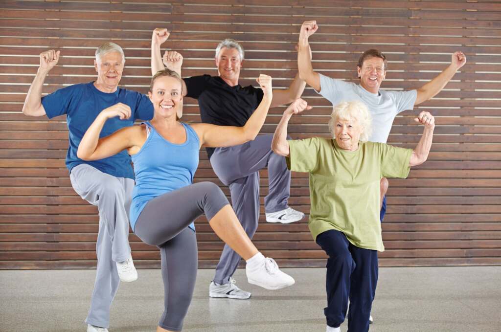 Personas de la tercera edad entrenando con música