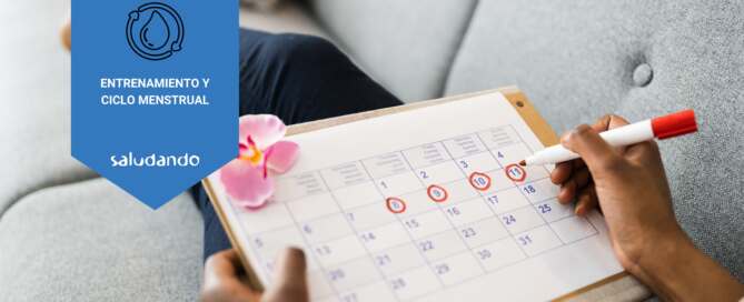 Mujer apuntando en un calendario su próximo ciclo menstrual