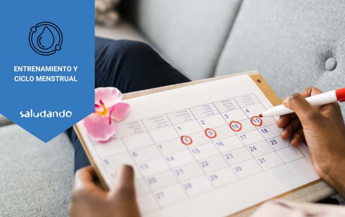 Mujer apuntando en un calendario su próximo ciclo menstrual