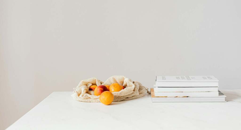 Libros al lado de fruta