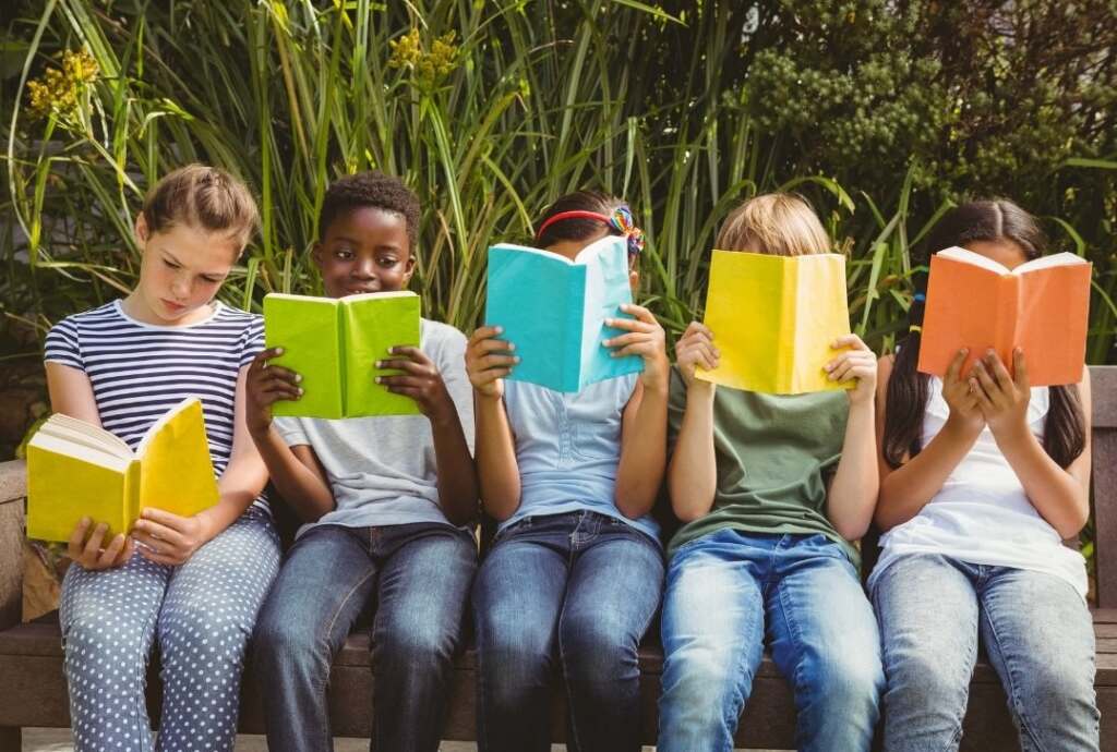Niñas y niños leyendo libros