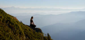 Mujer respirando en las montañas