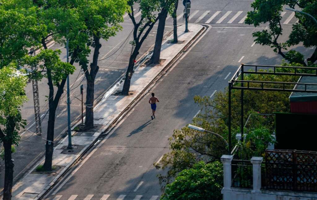 Persona corriendo sola por las calles vacías