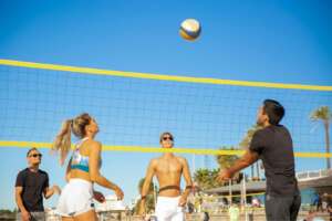 Personas jugando al voley playa